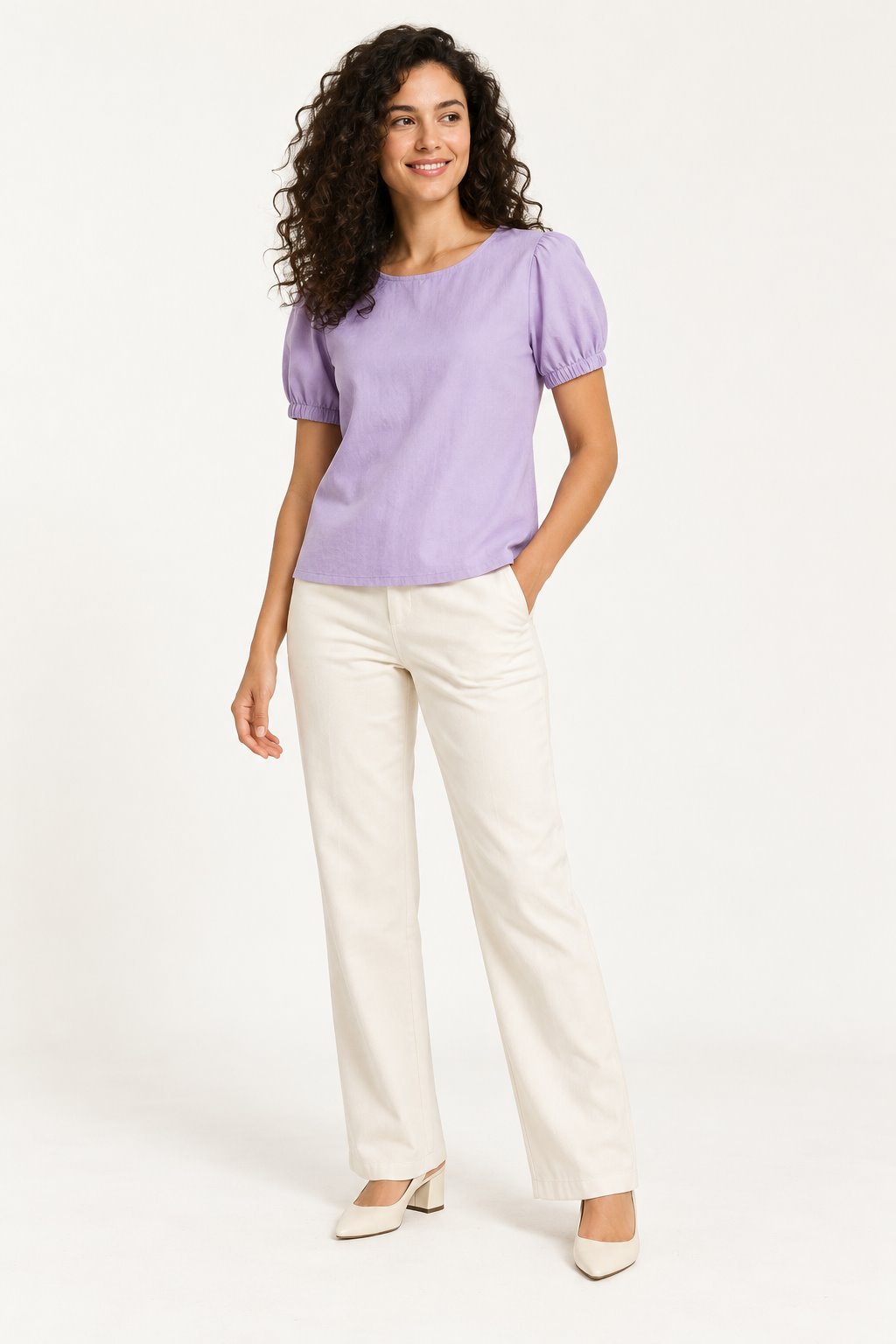 Blusa lavanda e calça clara para uma combinação leve