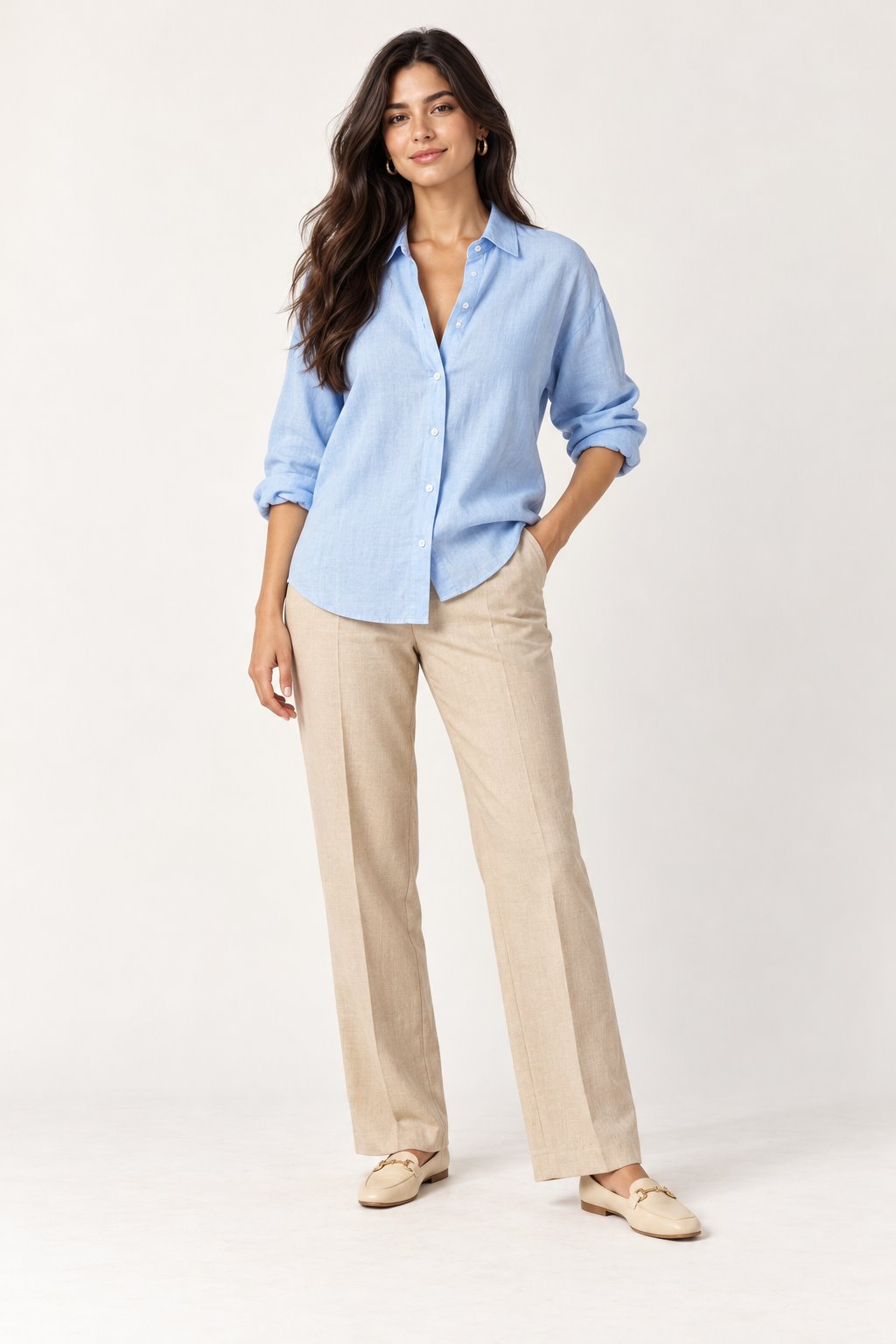 Camisa azul e alfaiataria areia em uma composição de moda